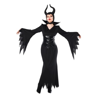 Fantasia preta com vestido longo, corselete e capuz com chifres.