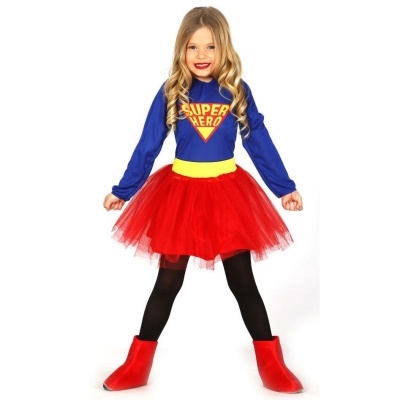 Criança com fato de super-herói azul e vermelho com saia de tule e botas vermelhas