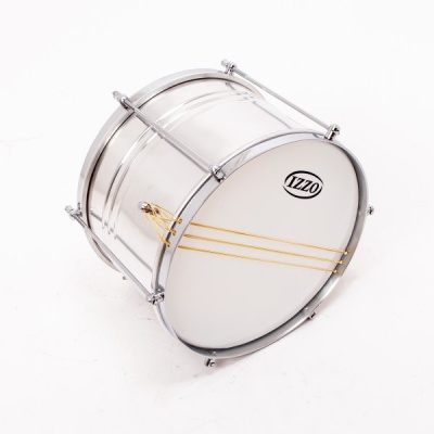Tambor Izzo prateado com pele branca e cordas douradas