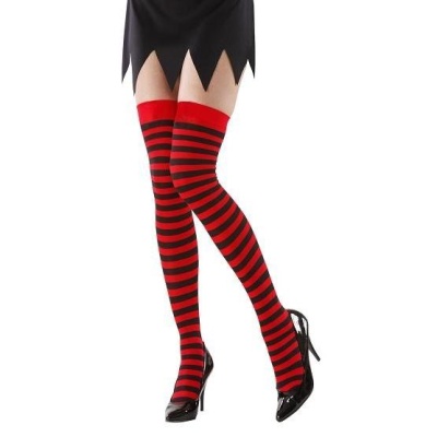 Meias riscas vermelhas e pretas até à coxa com saia preta curta e sapatos de salto