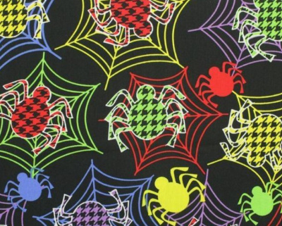 Tecido preto com padrão de aranhas coloridas e teias