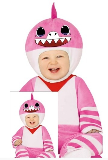 Bebé com fantasia rosa e branca de tubarão com detalhes vermelhos