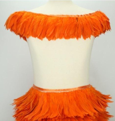 Vestido com penas laranja em manequim branco