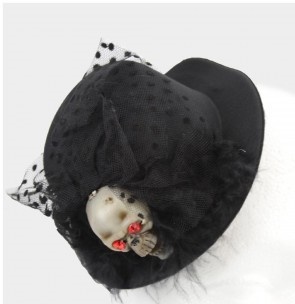 Chapéu preto com tule de bolinhas e caveira decorativa