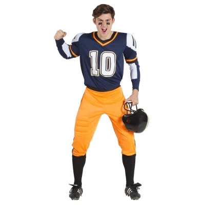 Jovem com uniforme de futebol americano azul e laranja segurando capacete preto
