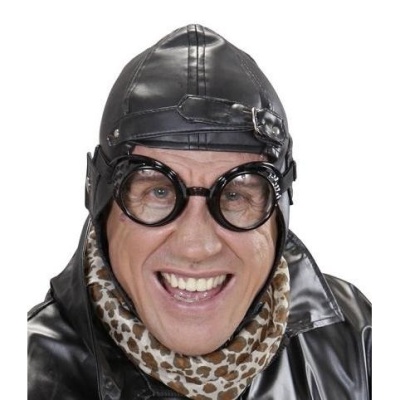 Homem a usar máscara de óculos redondos pretos, capacete preto com fivelas e casaco preto sintético com cachecol bege estampado.