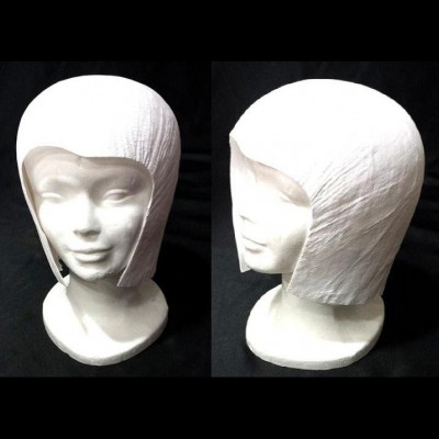 Capacete branco texturizado exibido em duas vistas diferentes