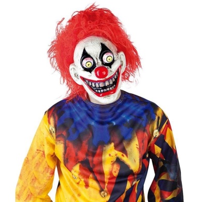 Máscara de palhaço com cabelo vermelho espetado e camisa colorida com padrão abstracto