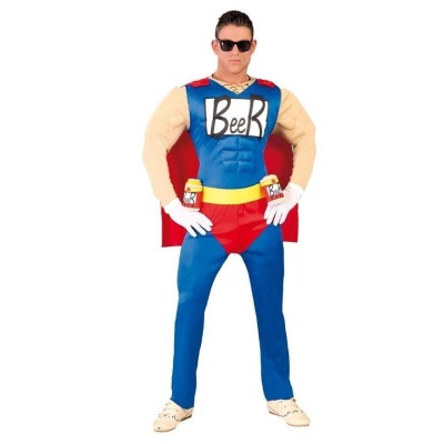 Homem vestido com fantasia de super-herói azul, vermelho e bege com a palavra BeeR no peito