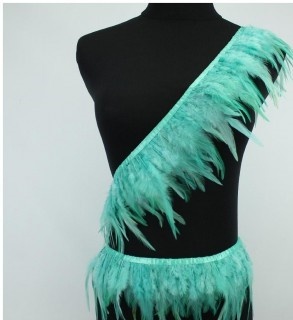 Cinto e faixa para ombro em penas verdes em manequim preto