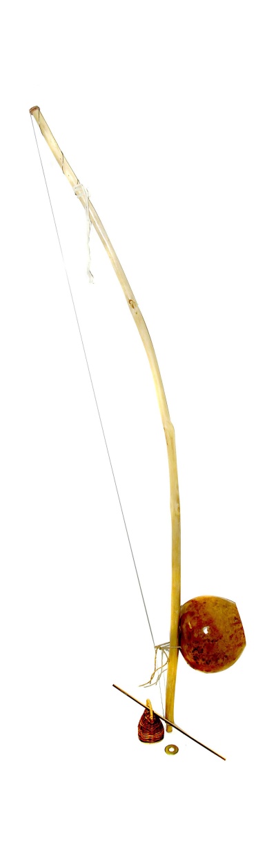 Arco e flecha tradicional com caixa sonora redonda e madeira clara