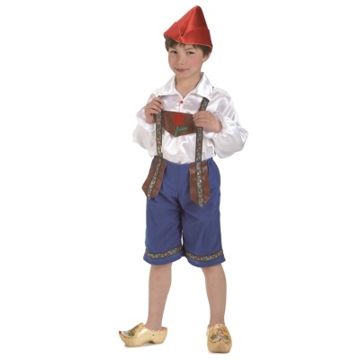 Menino com traje tradicional azul, branco e vermelho com tamancos de madeira