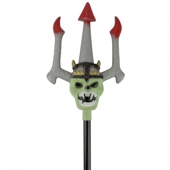 Figura de caveira verde com lanças vermelhas e brancas sobre fundo branco