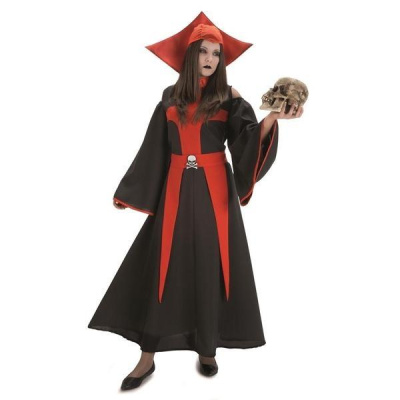 Vestido preto e vermelho com chapéu e caveira na mão em fundo branco.