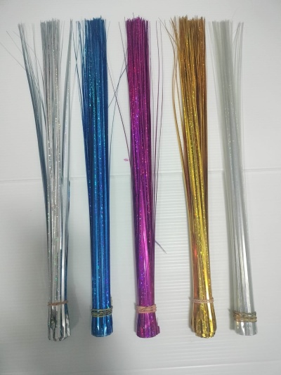 Cinco feixes de fios decorativos coloridos amarrados em feixes