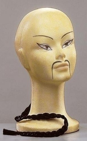 Cabeça de manequim amarela com desenhos faciais pretos e corda preta na base