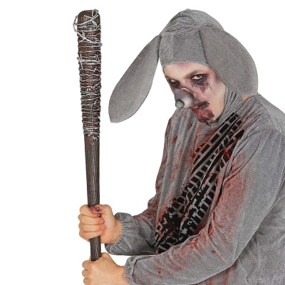 Pessoa fantasiada de coelho zombi com taco de madeira e arame farpado