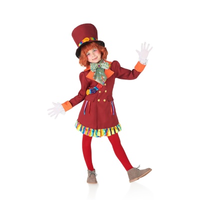 Criança vestida com fato vermelho colorido de carnaval com chapéu alto e luvas brancas