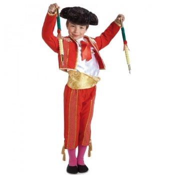 Criança vestida de matador vermelho e dourado com chapéu preto e objetos decorativos nas mãos