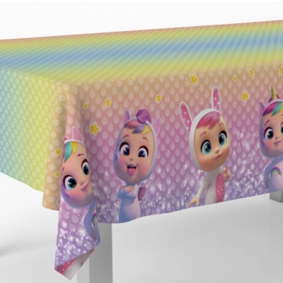 Toalha de mesa infantil colorida com desenhos de personagens em fantasias e estrelas