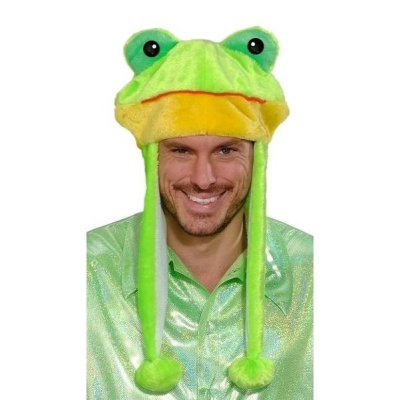 Homem com chapéu de rã verde de pelúcia e camisa verde brilhante