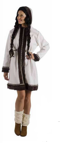 Mulher veste casaco branco com detalhes castanhos e capuz, botas castanhas e polainas creme