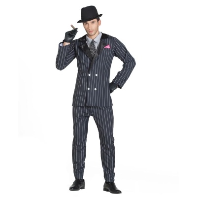 Homem em fato risca de giz preto com gravata, chapéu e luvas pretas, segurando charuto