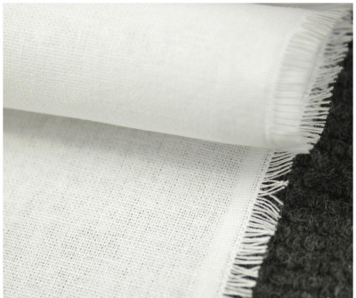 Tecido branco com franjas sobre tecido preto felpudo