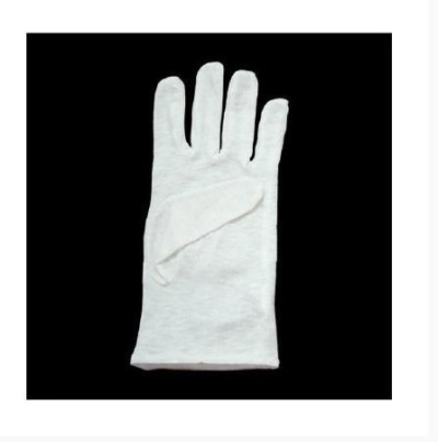 Luva branca de tecido sobre fundo preto