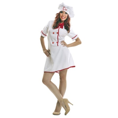 Mulher com traje de cozinheira branco com detalhes em vermelho e chapéu branco com a palavra 'Chef'