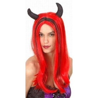 Peruca vermelha e preta com asas de diabo pretas no fundo branco