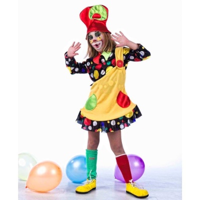 Menina vestida com fato de palhaço colorido em fundo branco com balões ao chão