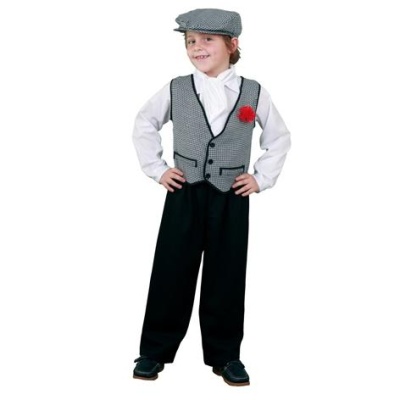 Traje infantil com colete cinzento, camisa branca, calças negras largas, sapatos escuros e boina cinzenta.