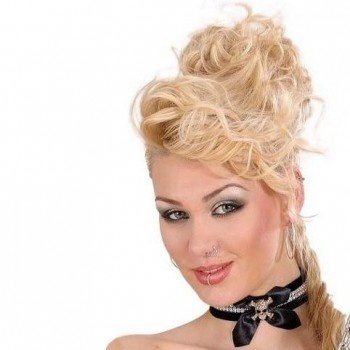 Mulher loira com cabelo apanhado, colar preto e piercings