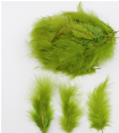 Penas verdes fofas para decoração ou artesanato sobre fundo branco