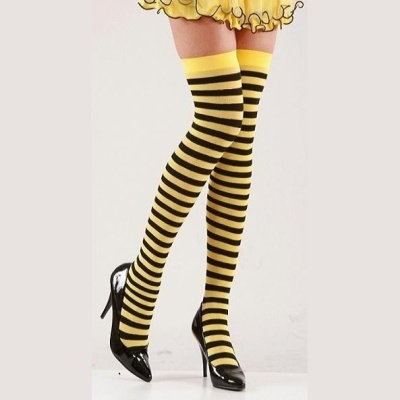 Meias às riscas amarelas e pretas até à coxa com sapatos de salto preto e saia amarela