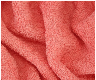 Tecido felpudo cor de coral com textura macia e dobrada
