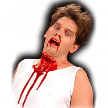 Homem com sangue falso no rosto e camisola branca