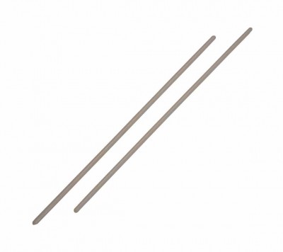 Dois varões metálicos prateados de comprimentos diferentes sobre fundo branco