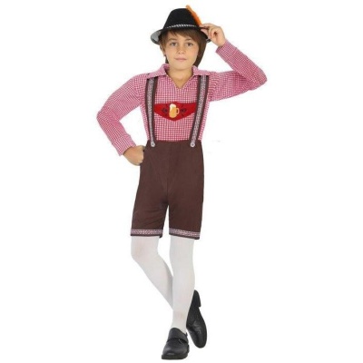 Menino vestido com roupa tradicional, camisa xadrez vermelha e branca, calções castanhos com tirantes, meias brancas, sapatos pretos e chapéu preto com fita laranja.