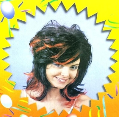 Peruca preta com mechas cor de fogo num fundo amarelo decorado