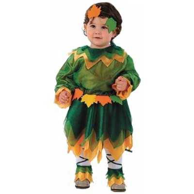 Criança vestida com fantasia verde com detalhes de folhas laranjas