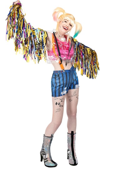 Pessoa com roupa colorida e botas brilhantes em fundo branco