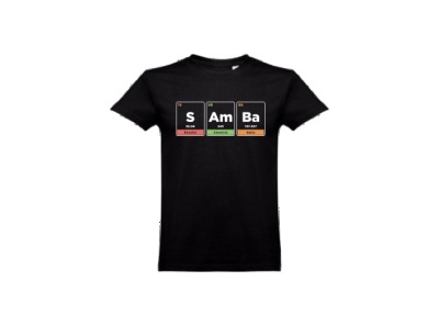 T-shirt preta com estampa de elementos químicos S, Am e Ba coloridos.