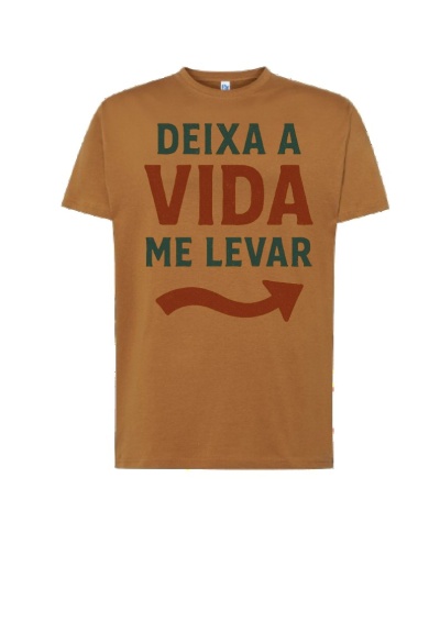 T-shirt castanha com texto 'DEIXA A VIDA ME LEVAR' e seta curva