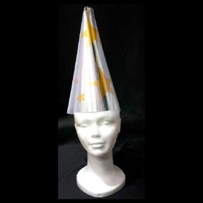 Busto branco com chapéu cónico de papel decorado com estrelas