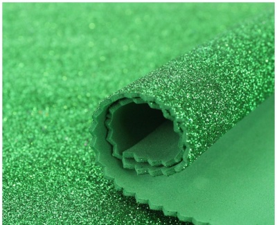 Folha verde com glitter enrolada com bordas onduladas