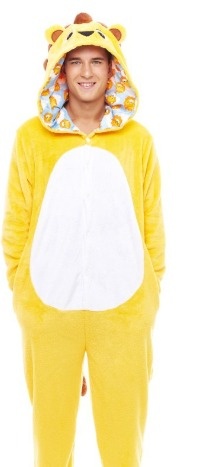 Homem com fato amarelo de leão com capuz e padrão colorido no interior