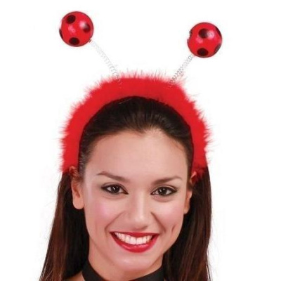 Tiara vermelha com antenas de bolas vermelhas com manchas pretas no cabelo de mulher