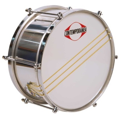 Bombo de bateria com pele branca e logo CONTEMPORÂNEA